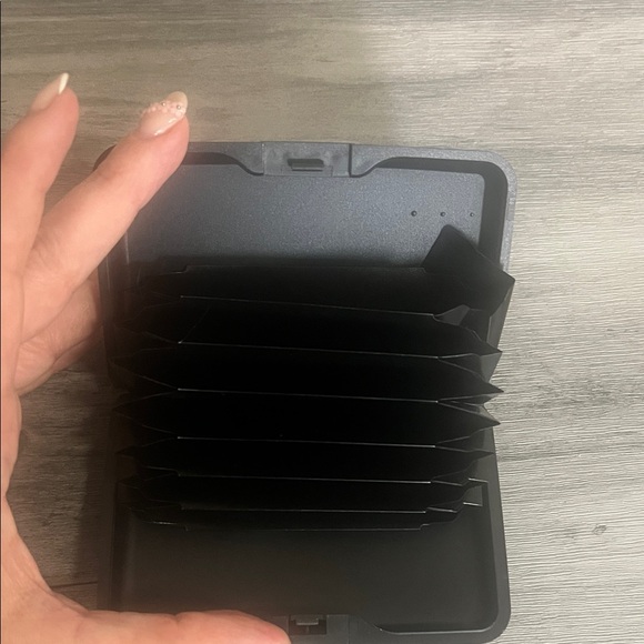 Iris Aluminum Hard-case Wallet - Picture 3 of 3